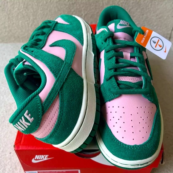 💞💚 Nike Dunk Low Alpha Kappa Alpha 💚💞 - Picture 3 of 4